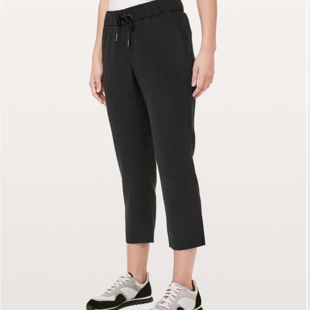 Lululemon sz 2 On The Fly Crop pants black w/ Drawstring elastic waist pockets